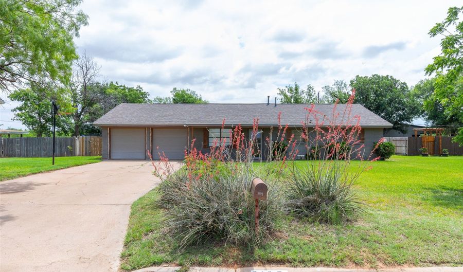819 Avenue Q, Anson, TX 79501 - 3 Beds, 2 Bath
