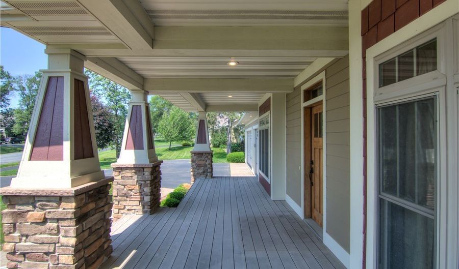 907 Sandalwood Dr, Altoona, WI 54720 - 5 Beds, 4 Bath