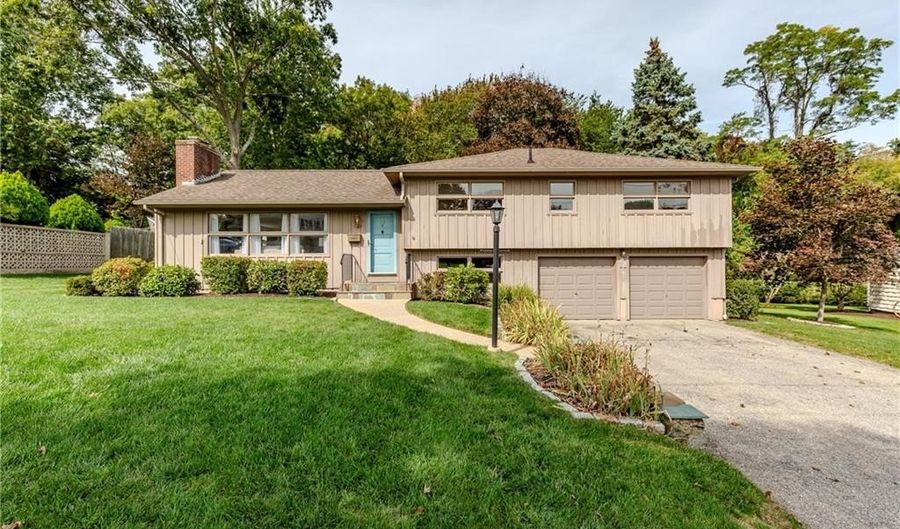 22 Whitewood Dr, Cranston, RI 02920 - 4 Beds, 3 Bath