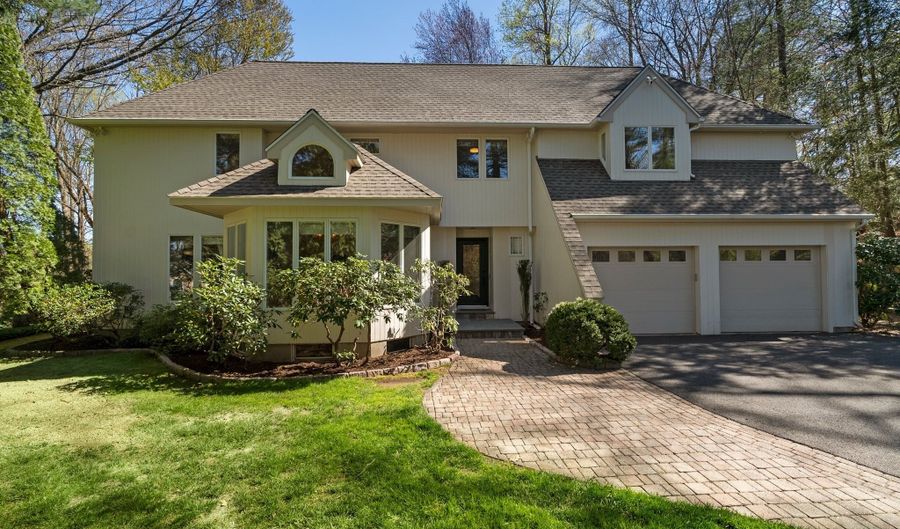 29 Pheasant Chase, West Hartford, CT 06117 - 4 Beds, 4 Bath