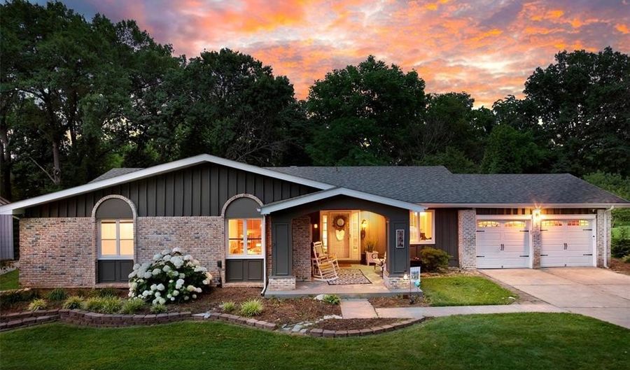 806 Hollyridge Dr, Ballwin, MO 63011 - 4 Beds, 3 Bath