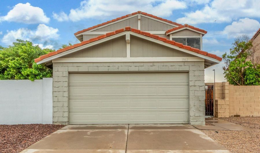 1962 N BLACKSTONE Dr, Chandler, AZ 85224 - 3 Beds, 3 Bath