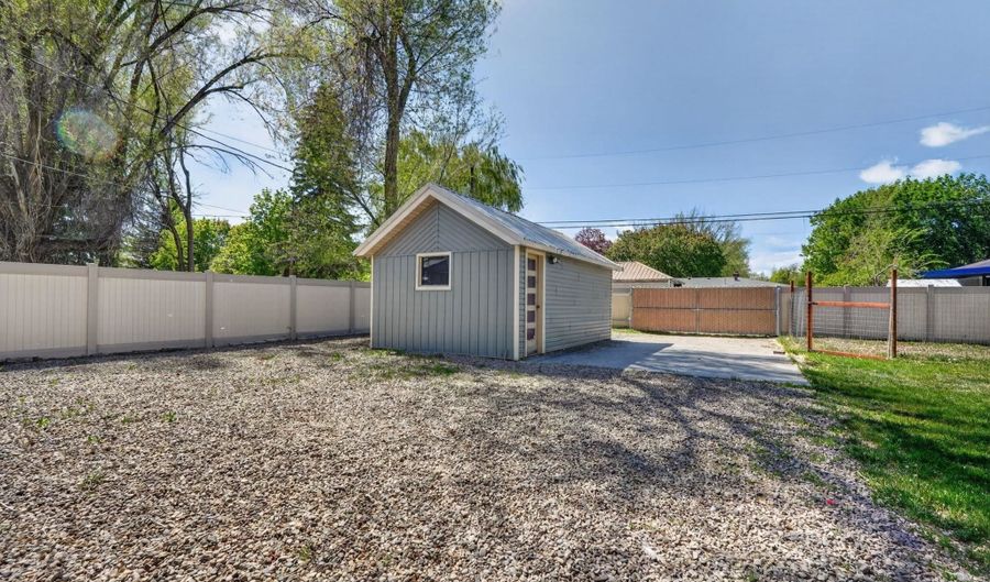 669 S University Ave, Blackfoot, ID 83221 - 3 Beds, 2 Bath