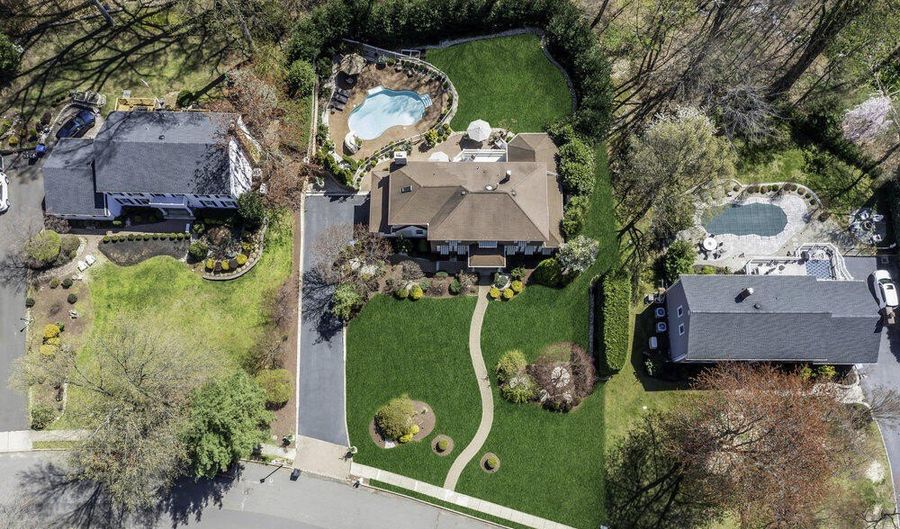 14 Bunker Hill Dr, Middletown, NJ 07748 - 4 Beds, 5 Bath