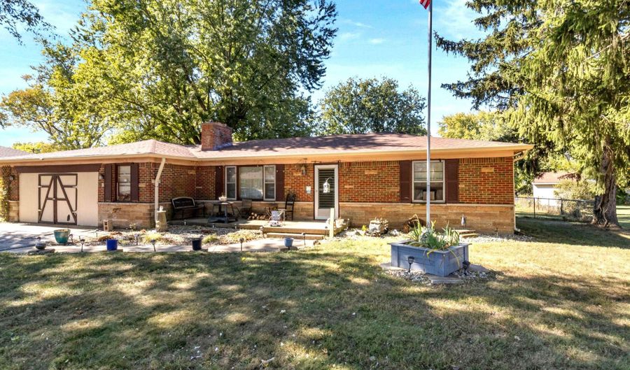 1074 S Avon Ave, Avon, IN 46123 - 3 Beds, 2 Bath