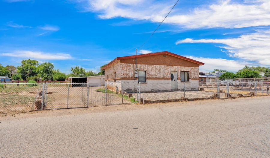 633 Wisconsin St, Belen, NM 87002 - 3 Beds, 1 Bath