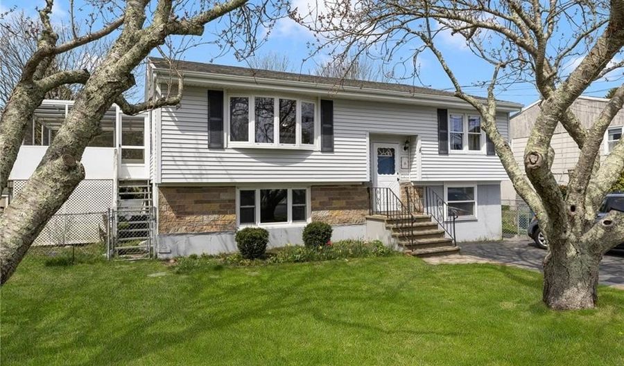 112 Center Ave, Middletown, RI 02842 - 3 Beds, 3 Bath