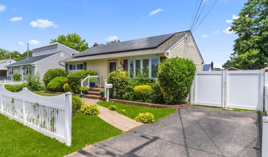 3414 Great Neck Rd, Amityville, NY 11701 - 3 Beds, 1 Bath