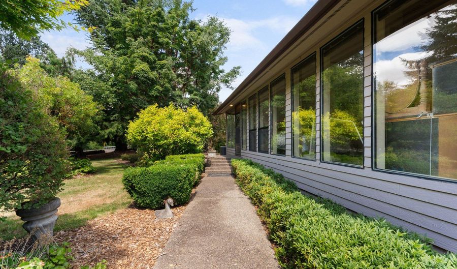 21150 NE BOONES FERRY Rd, Aurora, OR 97002 - 3 Beds, 2 Bath