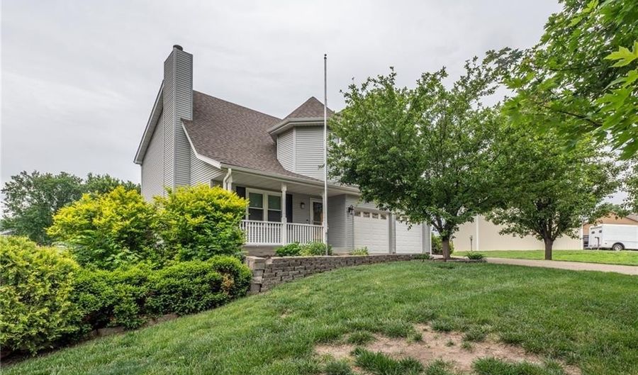 15143 Briarwood Dr, Basehor, KS 66007 - 4 Beds, 3 Bath