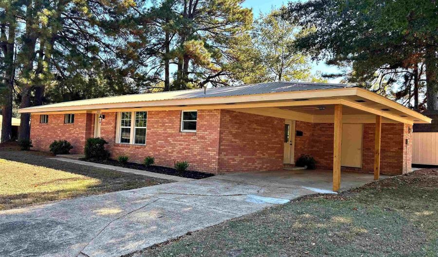 1925 Walnut St, Arkadelphia, AR 71923 - 3 Beds, 2 Bath