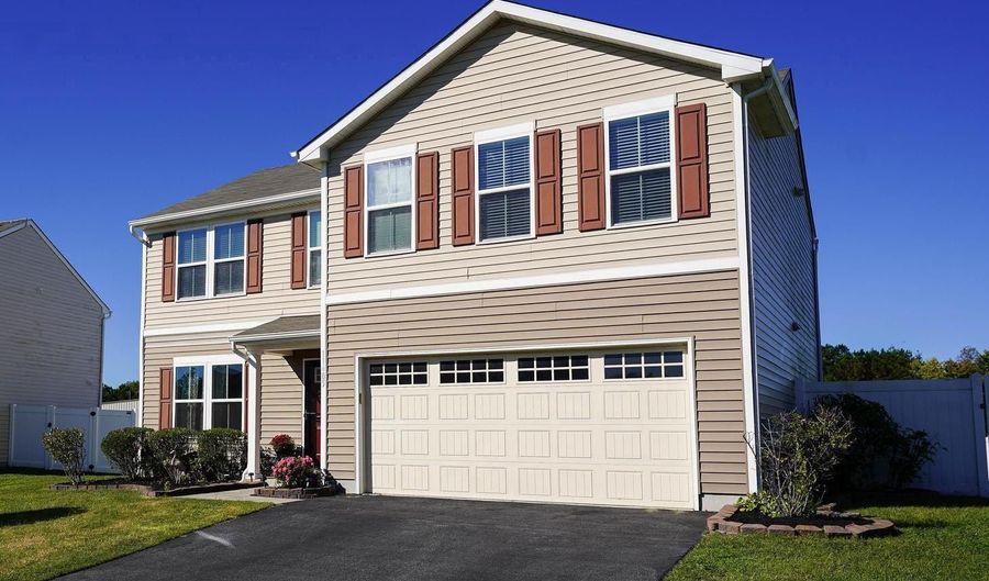 11485 BUCKINGHAM Dr, Delmar, DE 19940 - 5 Beds, 3 Bath