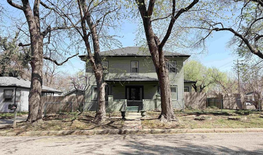 404 N 2nd St, Arkansas City, KS 67005 - 4 Beds, 2 Bath