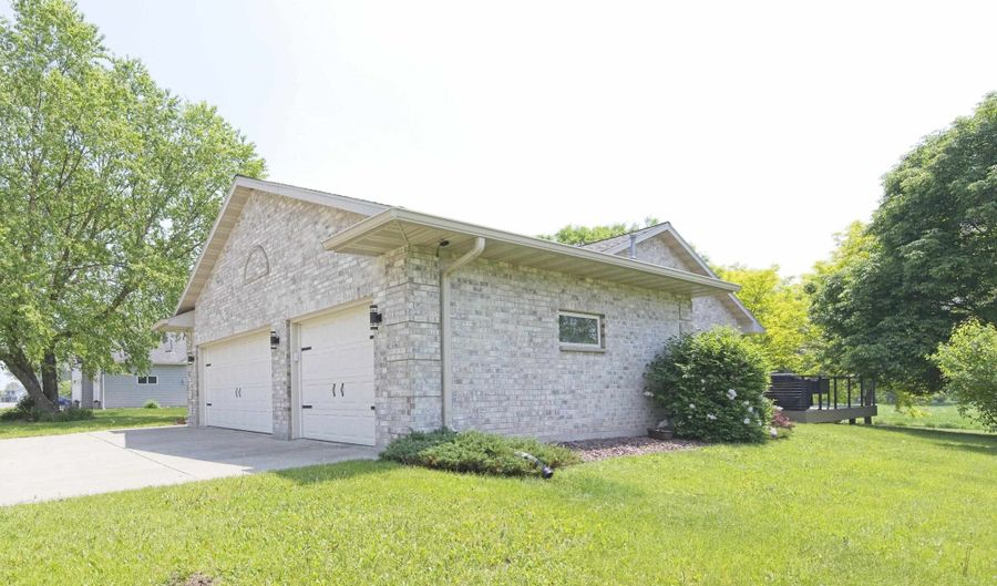 552 Meadowlark Ln, Portage, WI 53901 - 3 Beds, 2 Bath