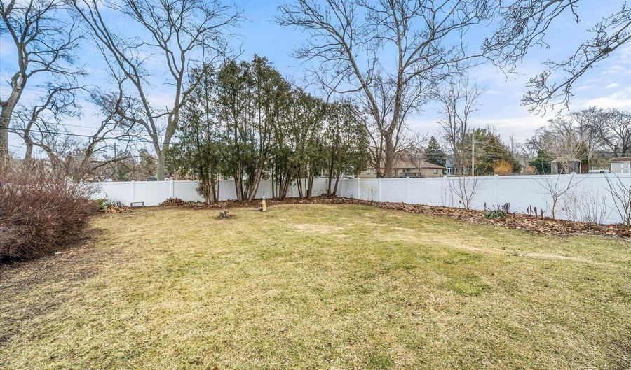 27 W347 Washington Ave, Winfield, IL 60190 - 3 Beds, 2 Bath