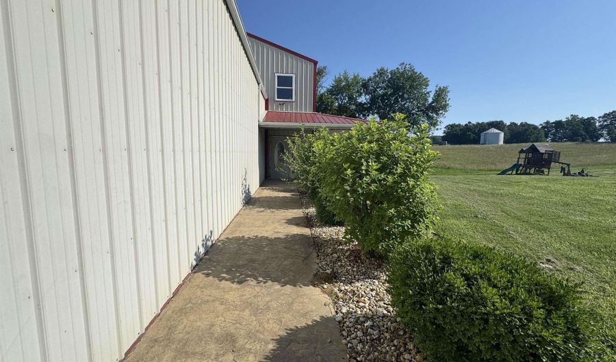 1732 S 275 W, Bloomfield, IN 47424 - 4 Beds, 3 Bath