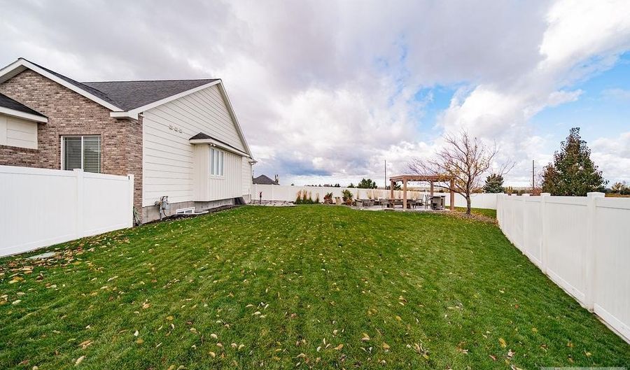 6369 E Tower Castle Loop, Ammon, ID 83406 - 7 Beds, 4 Bath