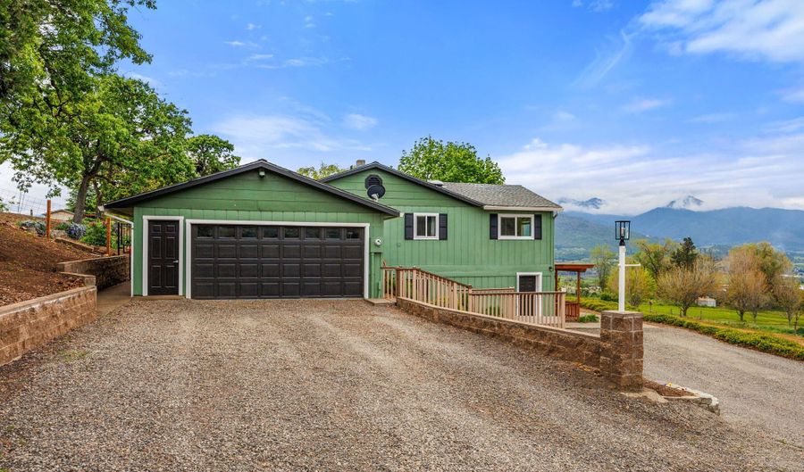 2140 N Valley View Rd, Ashland, OR 97520 - 4 Beds, 3 Bath