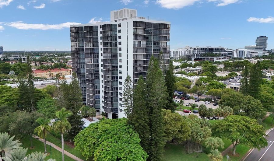 20100 W Country Club Dr 204, Aventura, FL 33180 - 2 Beds, 2 Bath