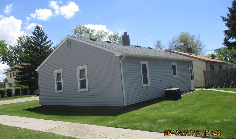 523 N Jackson St, Aberdeen, SD 57401 - 3 Beds, 1 Bath