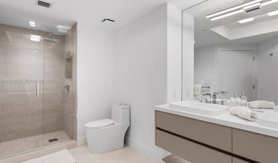 2000 Island Blvd 903, Aventura, FL 33160 - 2 Beds, 2 Bath