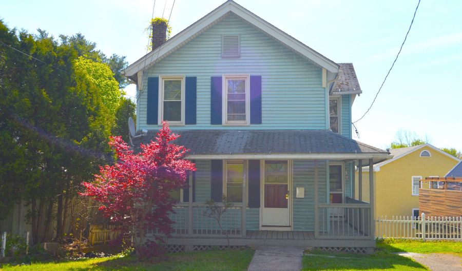 284 Main St, Berlin, CT 06023 - 3 Beds, 1 Bath