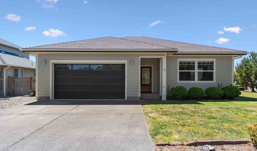 847 CARTER St, Bandon, OR 97411 - 3 Beds, 2 Bath