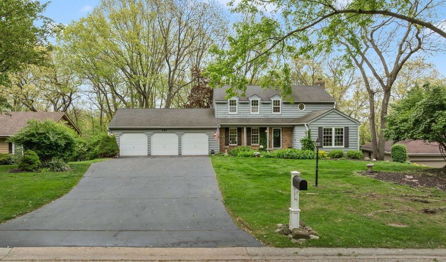 635 Oakview Dr, Algonquin, IL 60102 - 4 Beds, 3 Bath