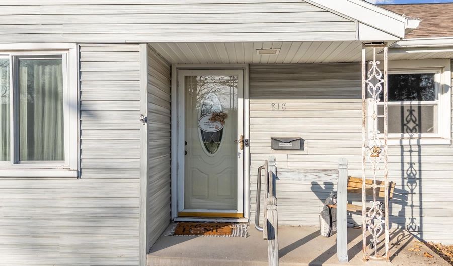 818 W MARQUETTE St, Appleton, WI 54914 - 3 Beds, 1 Bath