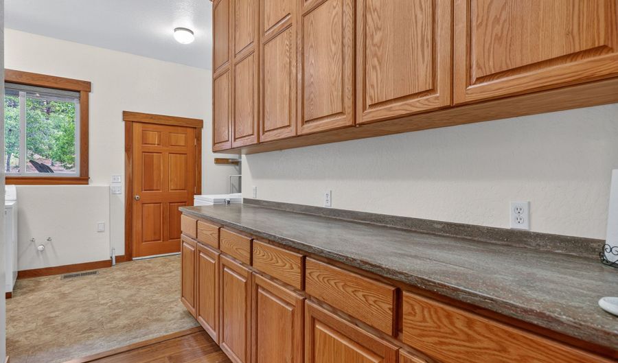 22494 Jefferson Rd, Ashland, OR 97520 - 5 Beds, 5 Bath