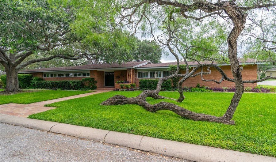 1821 Clare Dr, Alice, TX 78332 - 3 Beds, 2 Bath