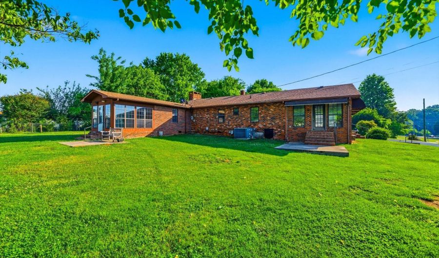 924 E Madison Ave, Athens, TN 37303 - 3 Beds, 2 Bath