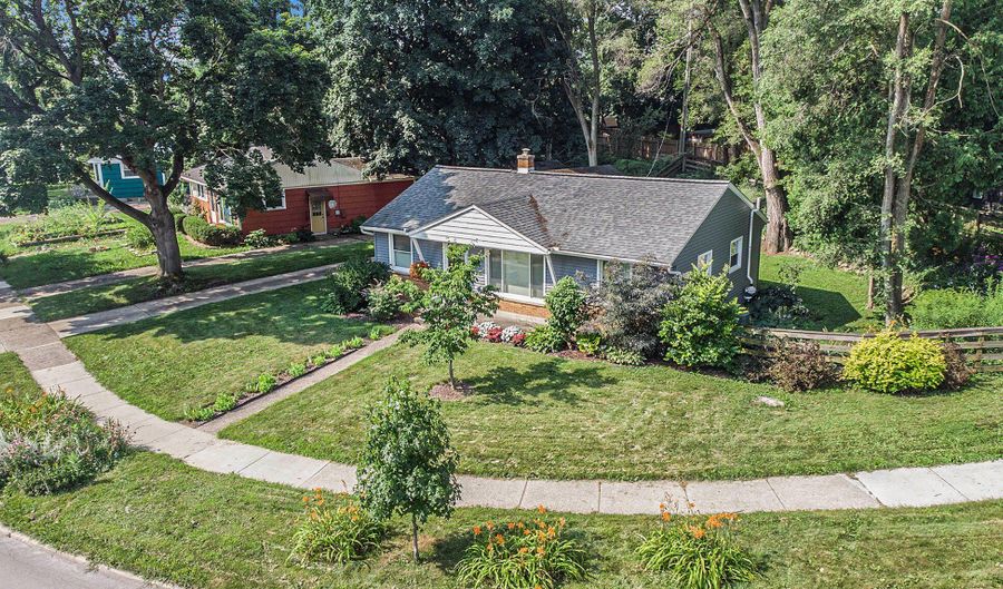 900 Barton Dr, Ann Arbor, MI 48105 - 3 Beds, 1 Bath