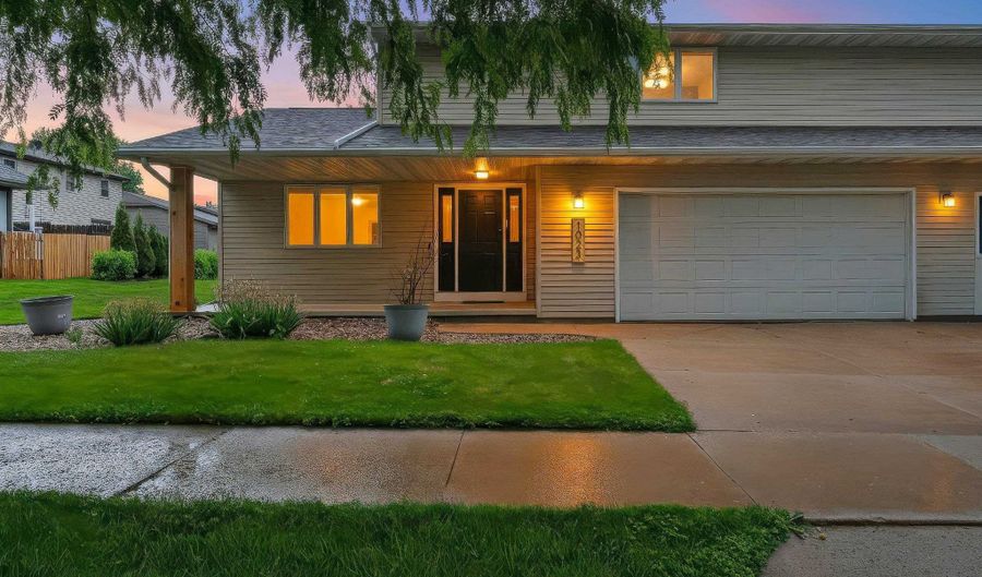 1023 W RIDGEVIEW Dr, Appleton, WI 54914 - 3 Beds, 4 Bath