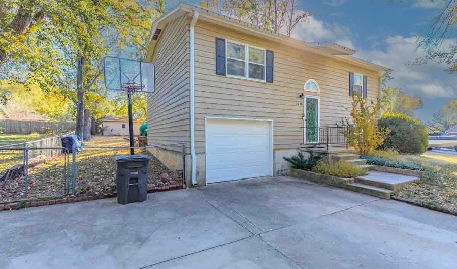 1626 N 14th St, Arkansas City, KS 67005 - 3 Beds, 2 Bath