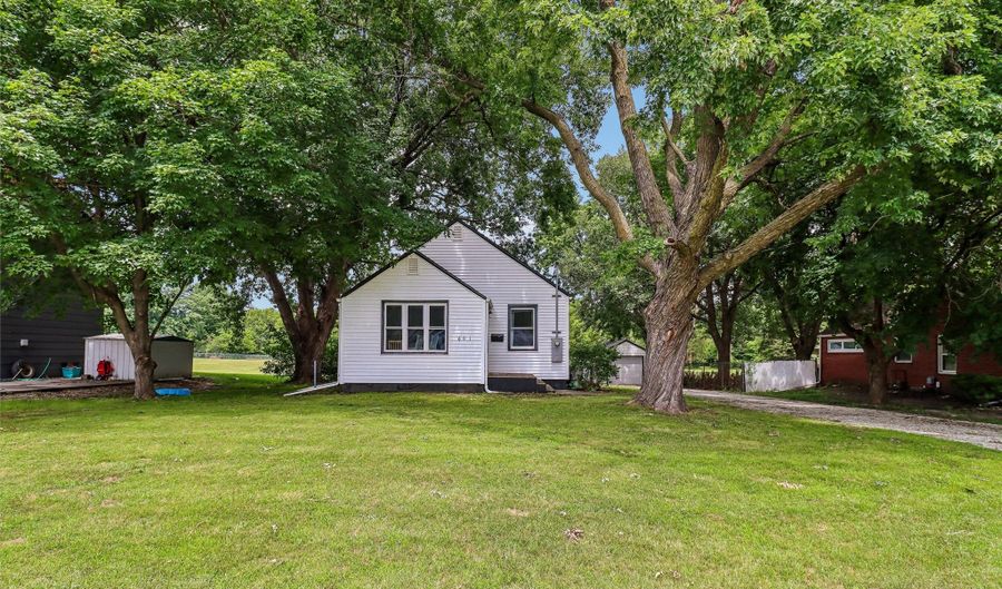 601 1st St E, Altoona, IA 50009 - 3 Beds, 2 Bath