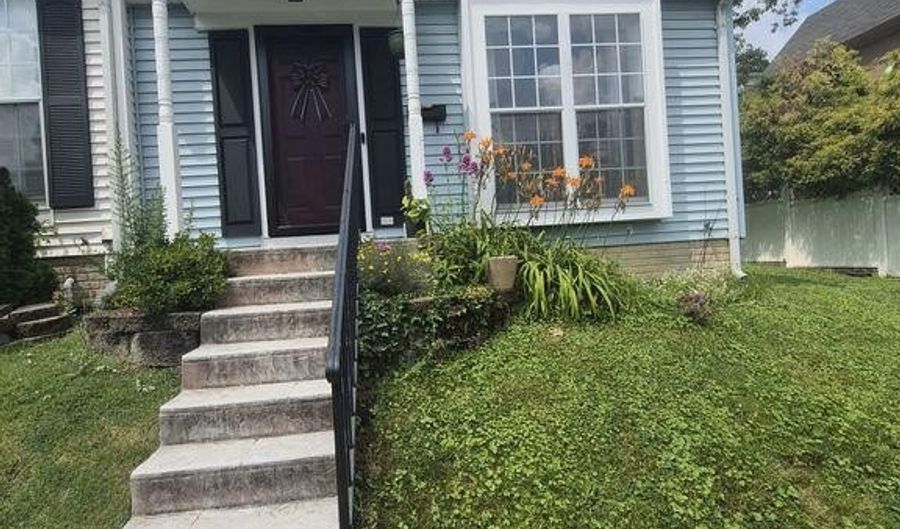 2210 S LOWELL St, Arlington, VA 22206 - 3 Beds, 3 Bath