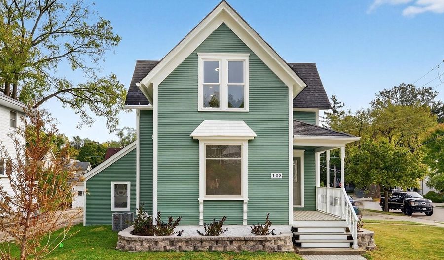 102 Center St, Algonquin, IL 60102 - 4 Beds, 2 Bath