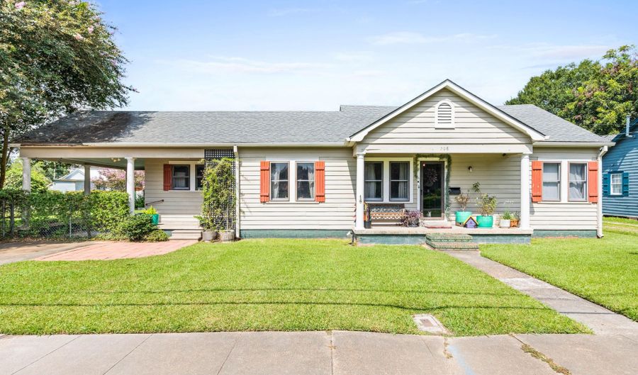 208 S Guegnon St, Abbeville, LA 70510 - 3 Beds, 2 Bath
