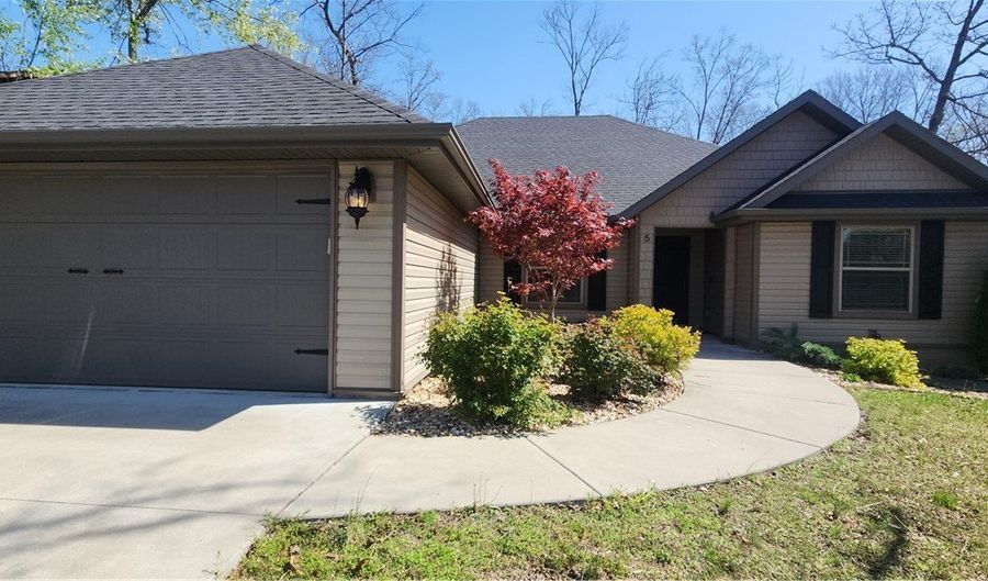 5 Knighton Dr, Bella Vista, AR 72715 - 4 Beds, 2 Bath