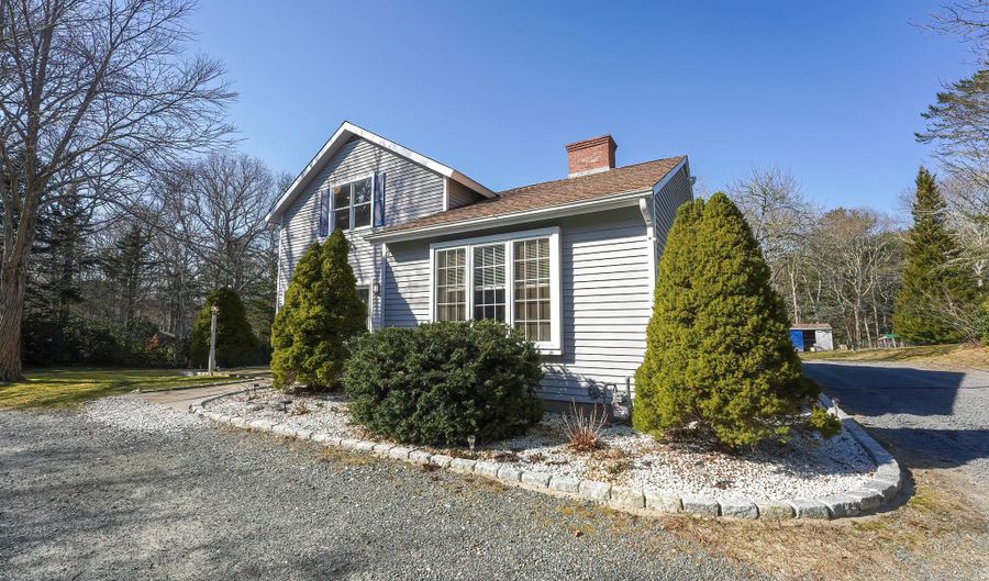 240 Oak St, Centerville, MA 02632 - 3 Beds, 3 Bath