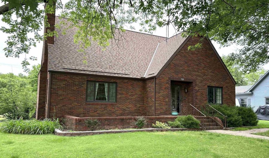 725 N Anthony Ave, Anthony, KS 67003 - 4 Beds, 3 Bath