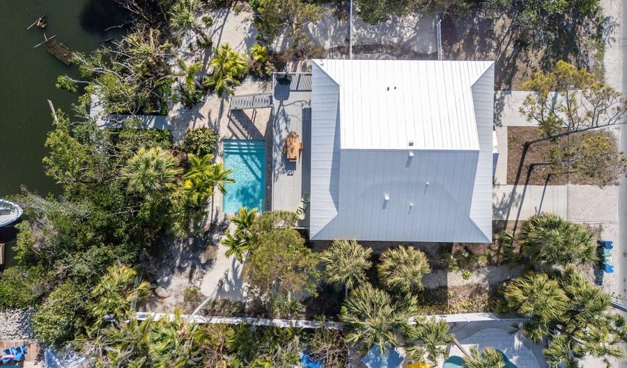 527 MAGNOLIA Ave, Anna Maria, FL 34216 - 3 Beds, 2 Bath