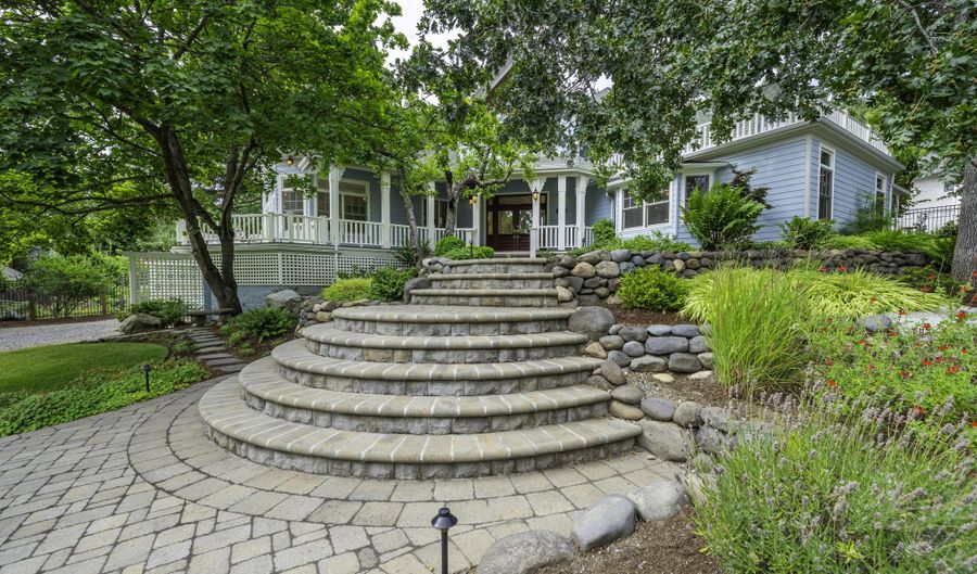 124 Manzanita St, Ashland, OR 97520 - 3 Beds, 3 Bath
