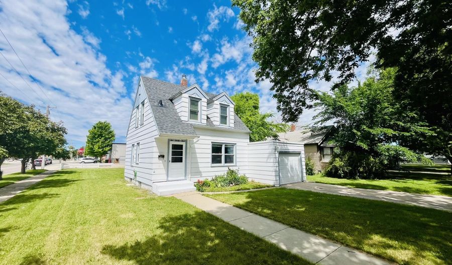 224 S Jackson St, Aberdeen, SD 57401 - 3 Beds, 2 Bath