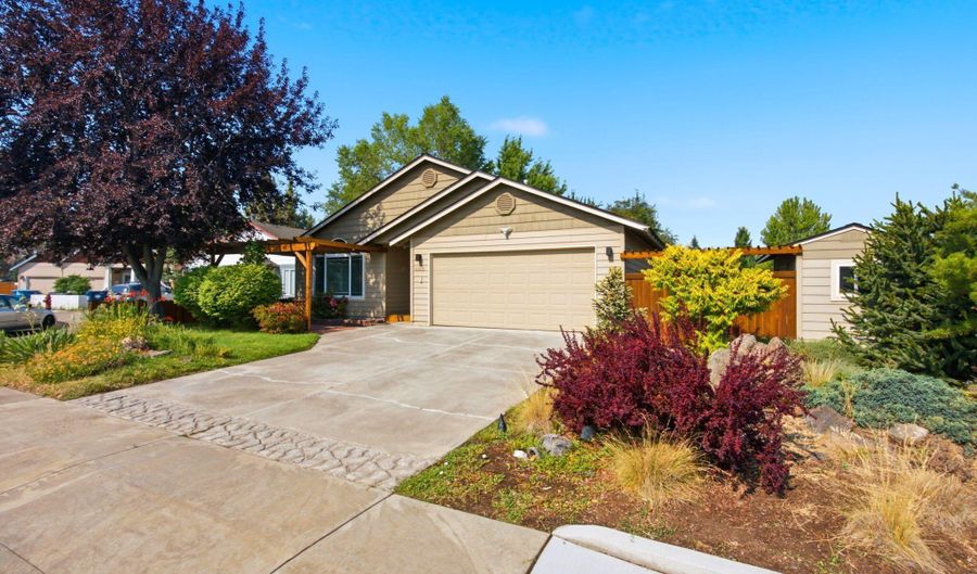62815 Snowcap Ct, Bend, OR 97701 - 3 Beds, 2 Bath