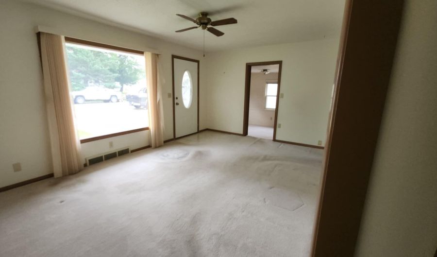 523 N Jackson St, Aberdeen, SD 57401 - 3 Beds, 1 Bath