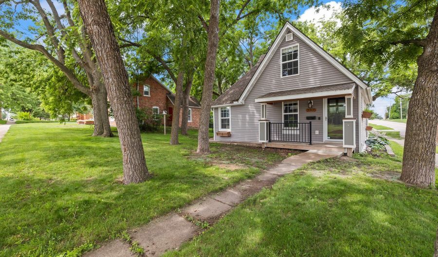 402 S 11th St, Adel, IA 50003 - 3 Beds, 2 Bath