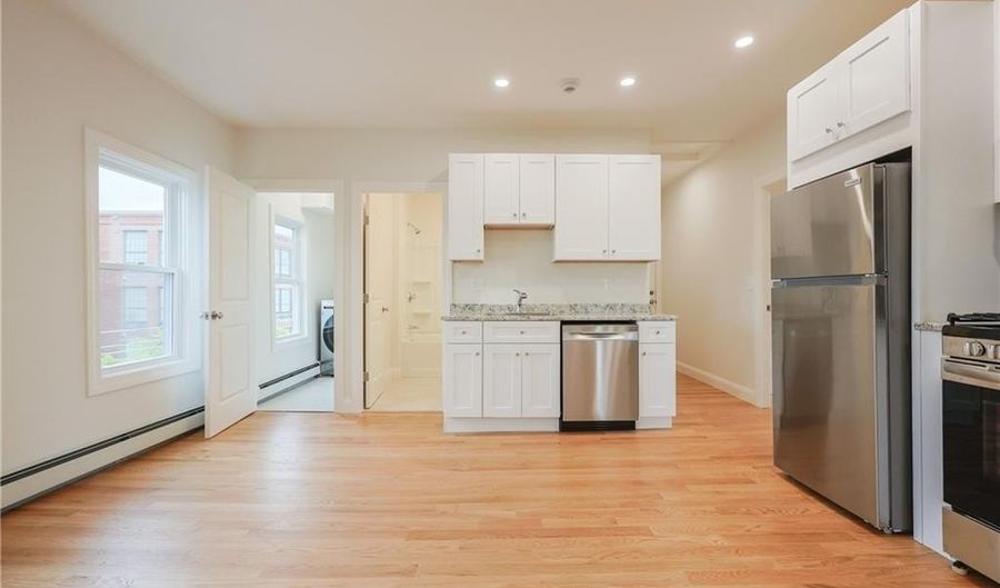 529 Wood St 4th Floor 4, Bristol, RI 02809 - 3 Beds, 1 Bath