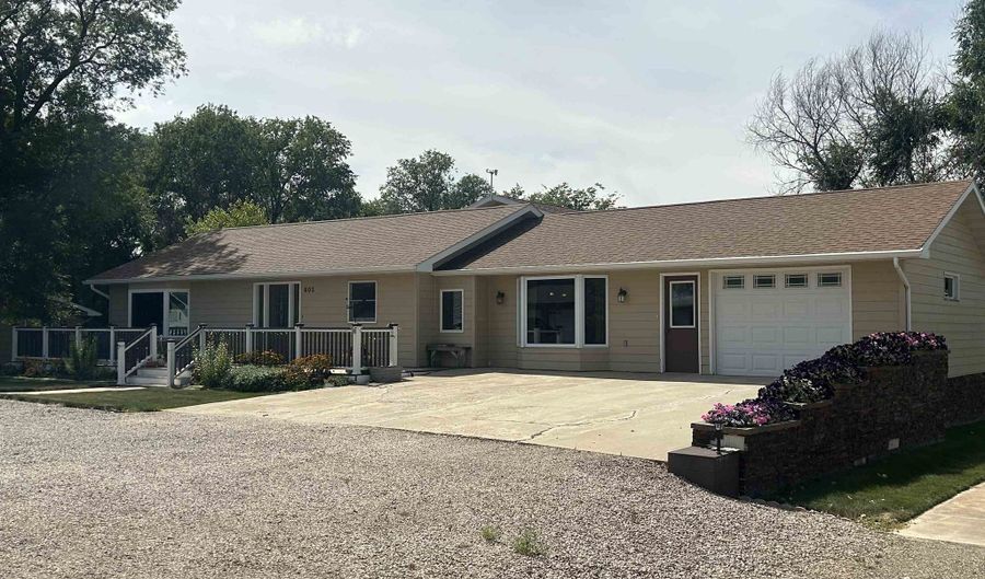 605 1st Ave, Bison, SD 57620 - 6 Beds, 4 Bath